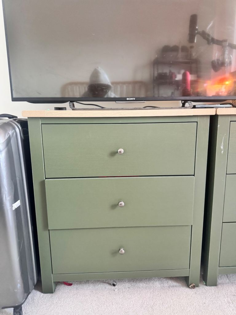 Green wooden chest of drawers 