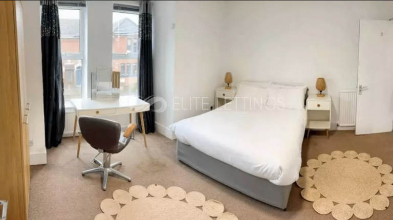Large ensuite room to rent in shared house