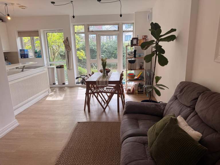 Space three bed Garden Flat close to Middlesex University, and Sunnyhill Park, NW4