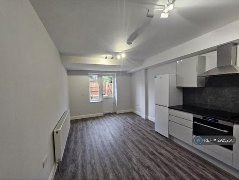 3 bedroom flat in Carlton Avenue, Harrow, HA3 (3 bed) (#2925250)