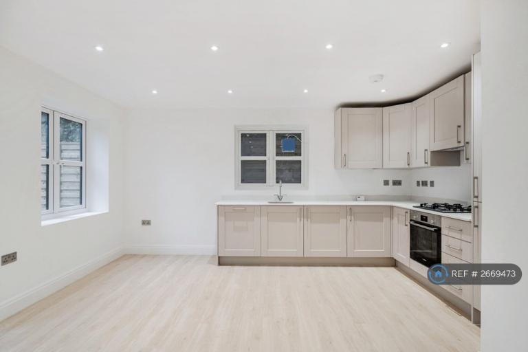 3 bedroom flat in West Hill, South Croydon, CR2 (3 bed) (#2669473)