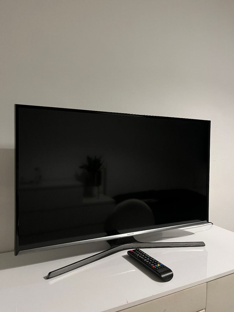 Samsung 32” Smart TV – Fully Working – Minor Cosmetic Damage