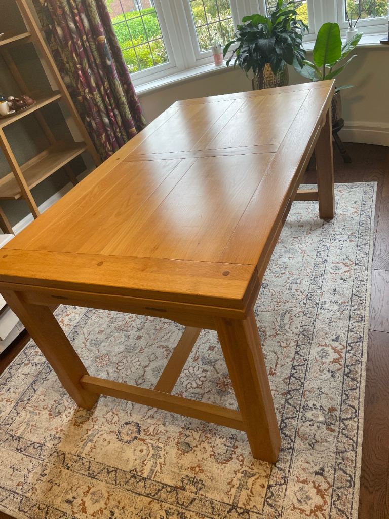 8-10 seater extendable oak dining table