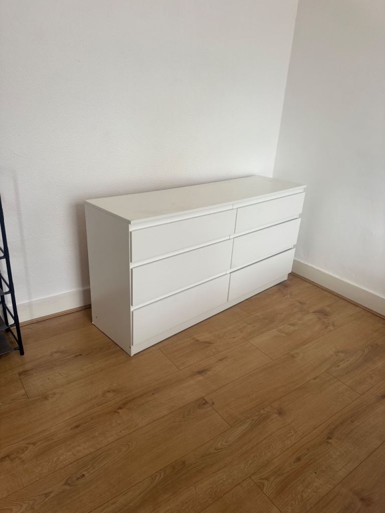 White Chest of Drawers with 6 Drawers – Good Condition