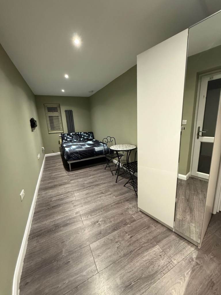 BEAUTIFUL ENSUITE DOUBLE ROOM FOR SINGLE PROFESSIONAL TO RENT IN HOUNSLOWM WEST