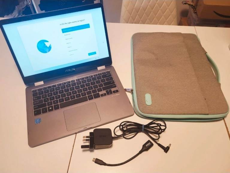 ASUS Laptop with Charger and Carry Case – Good Condition