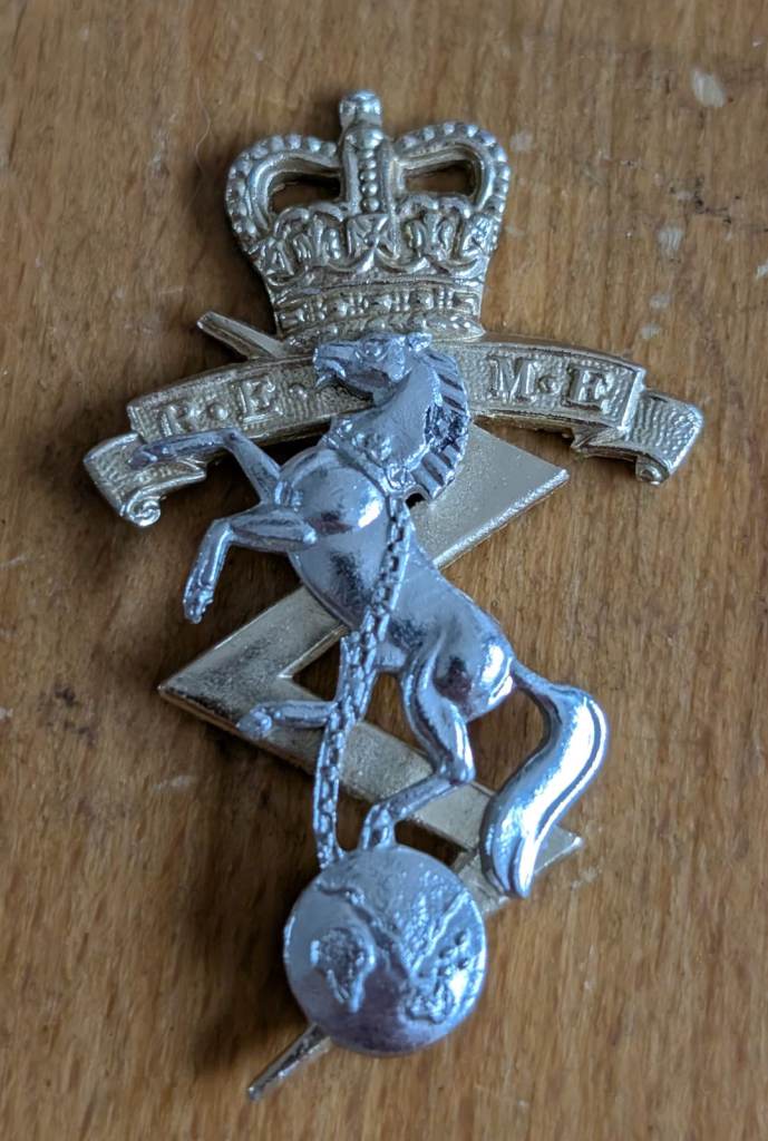 British Army REME Engineers Regimental Bi-Metal Cap Badge - No Slide