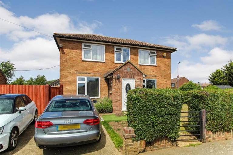 4 bed Detached house for rent in slough