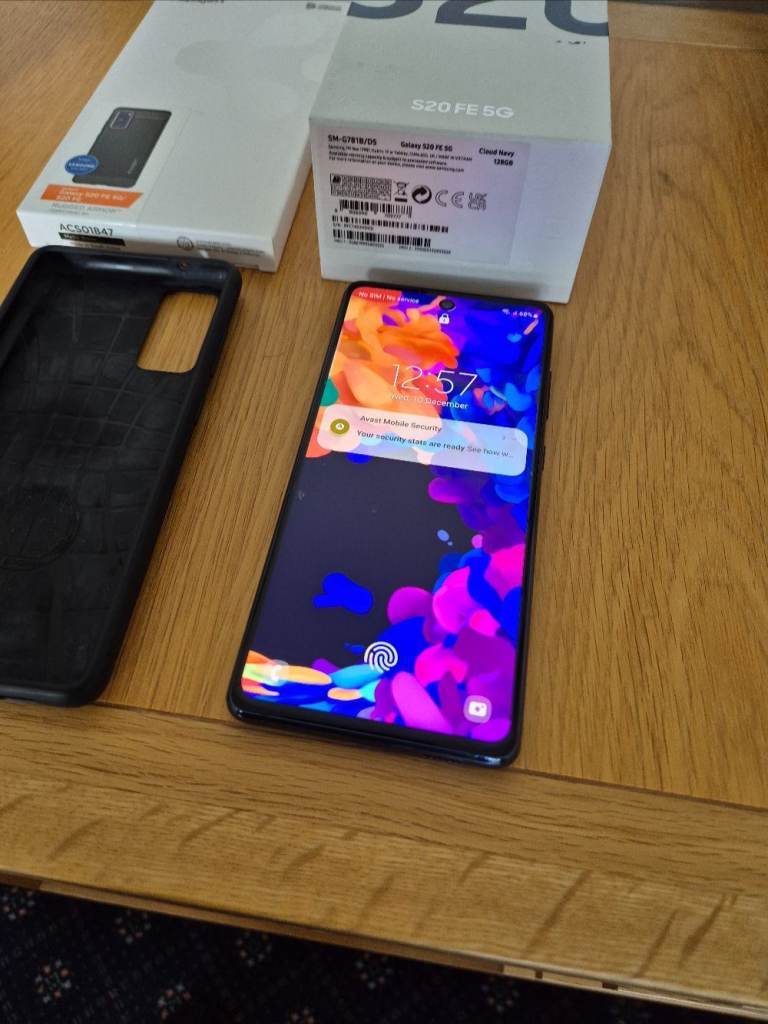 Samsung Galaxy S20 FE (Fan Edition) in excellent condition, the one with the memory card slot too