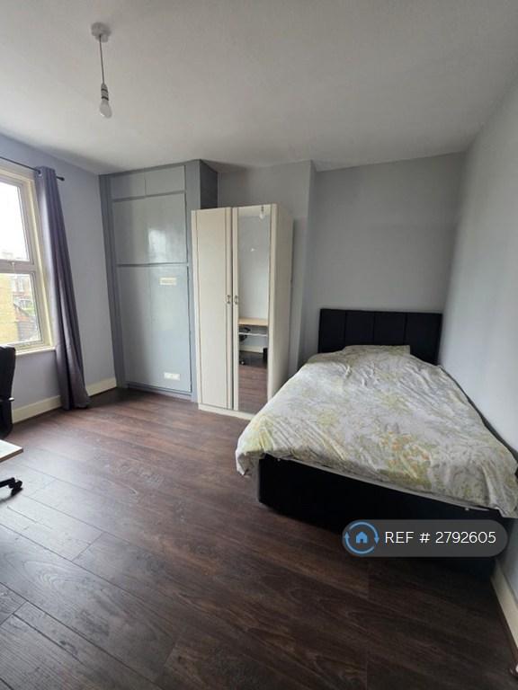 1 bedroom in Douglas Avenue, New Malden, KT3 (#2792605)