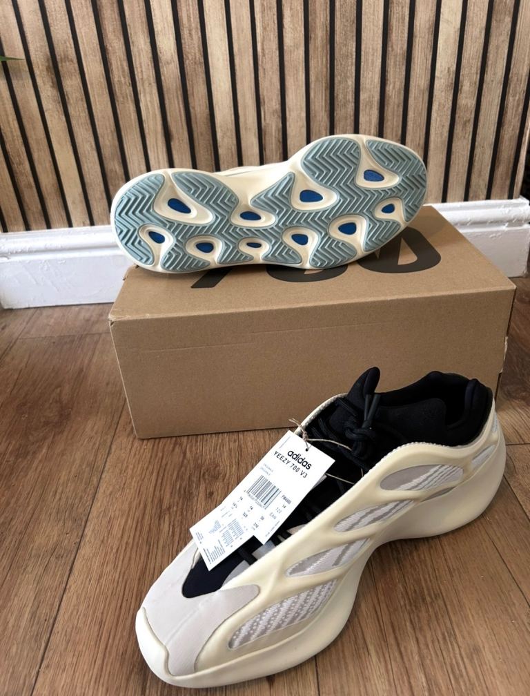 Adidas Yeezy 700 V3