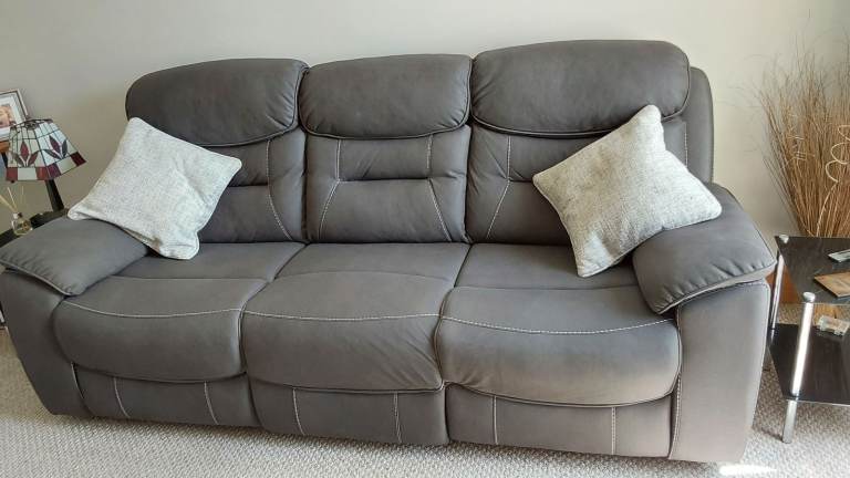 Electric recliner sofas 1 and 3 seater immaculate