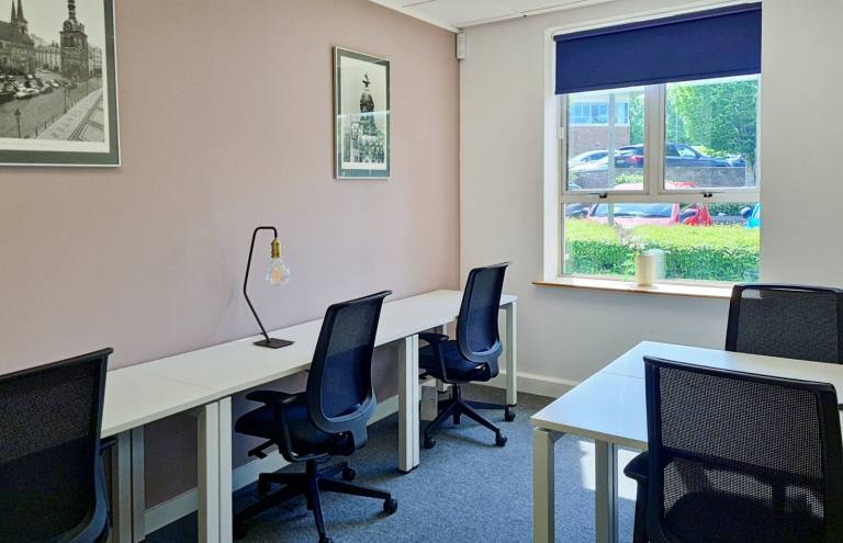 Chippenham - SN14 0GT \ Office for Rent with Flexible Move-In Options 3 Workstations