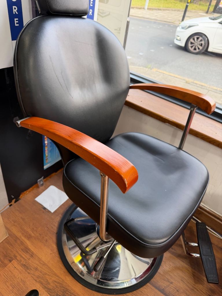 Black Barber's Chair with Wooden Arms – Good Condition