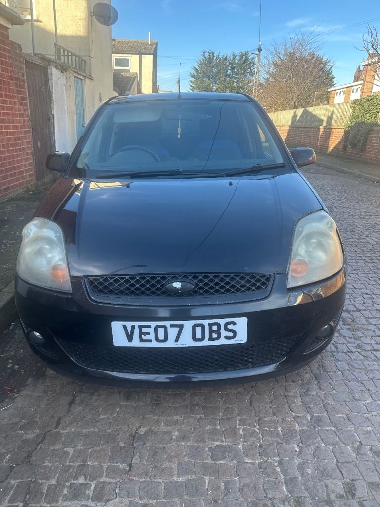Ford fiesta 1.4 zetec DRIVES WELL black 1 years MOT 