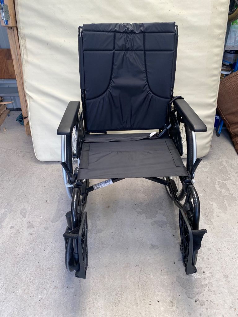 Self propelled wheelchair