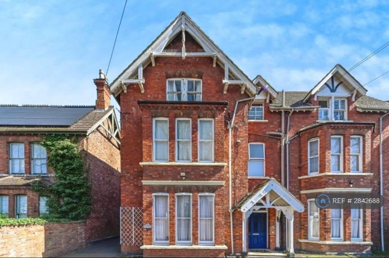 2 bedroom flat in Shakespeare Road, Bedford, MK40 (2 bed) (#2842688)