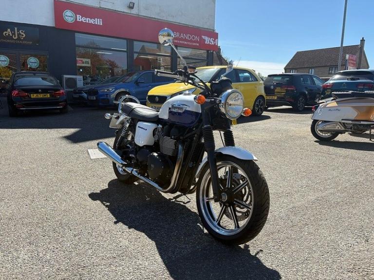 2015 Triumph Bonneville Bonneville (10MY) Roadster/Retro PETROL Manual