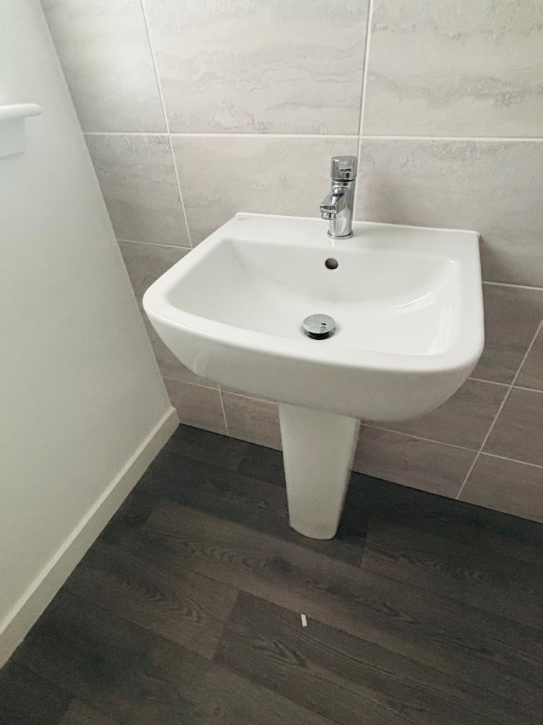 Ideal Standard Sink Unit with Pedestal and Chrome Tap