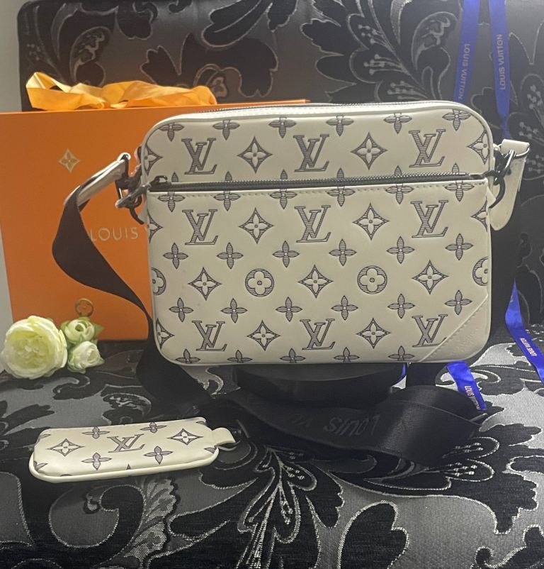 image for Men’s white bag