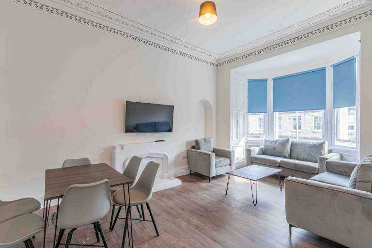 FLAT SHARE: Double bedroom (en suite) in unique
