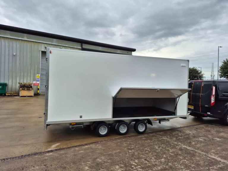 BRAND NEW 5M x 2.2M x 2.1M TRI AXLE BOX TRAILER WITH BARN DOORS 2700KG
