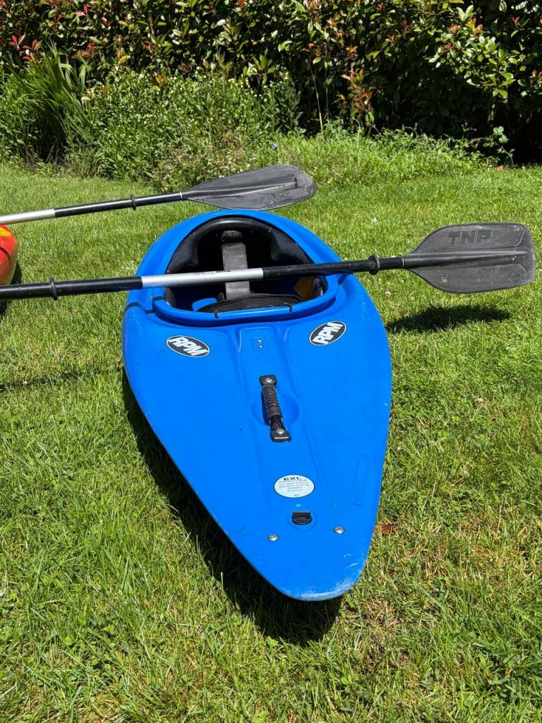 Dagger RPM Kayak with paddle