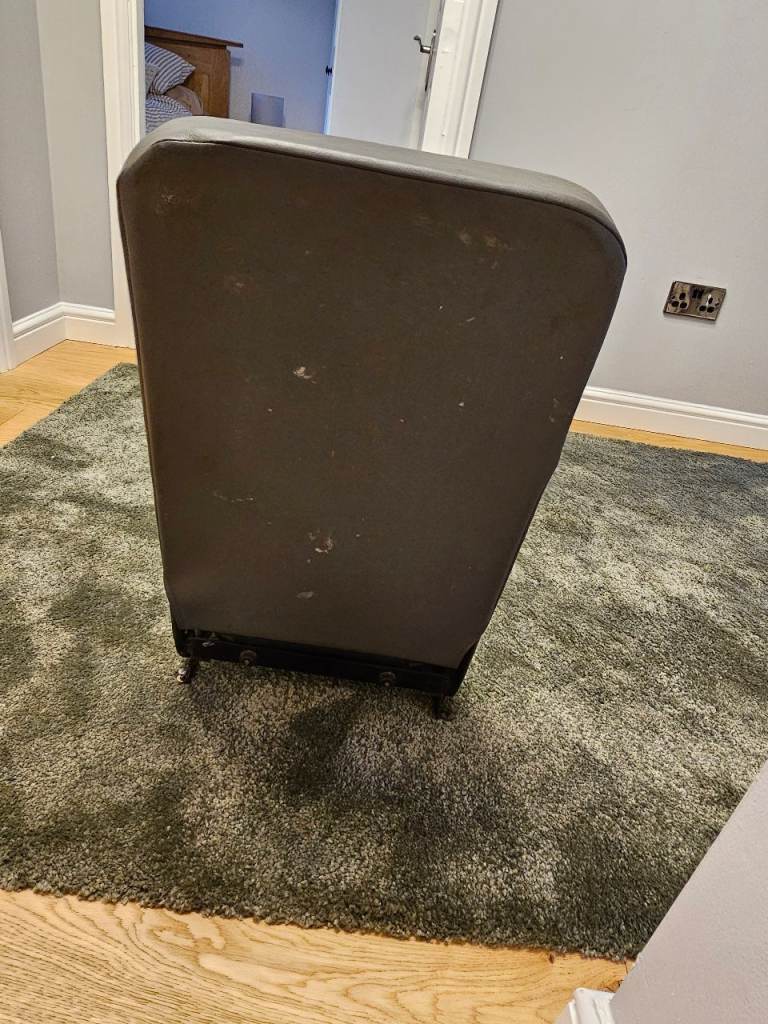 Defender centre seat
