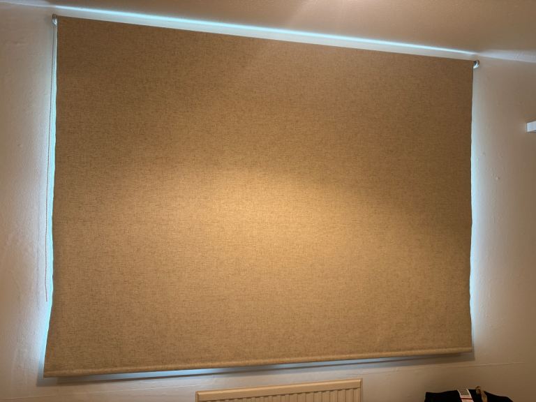 Large blackout and sound-reducing roller blind