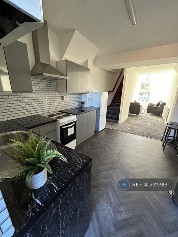 2 bedroom flat in Northenden Road, Sale Moor, M33 (2 bed) (#2215918)
