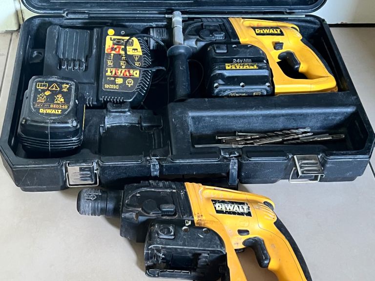 Dewalt drill  Dewalt drill set 2 batteries 2 dri