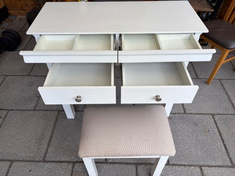 Make up dresser free