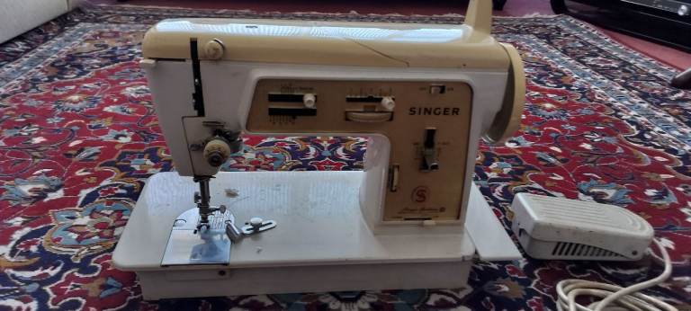 Vintage Singer Sewing Machine - Fair Condition