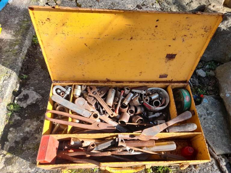 METAL TOOL BOX COMPLETE WITH TOOLS