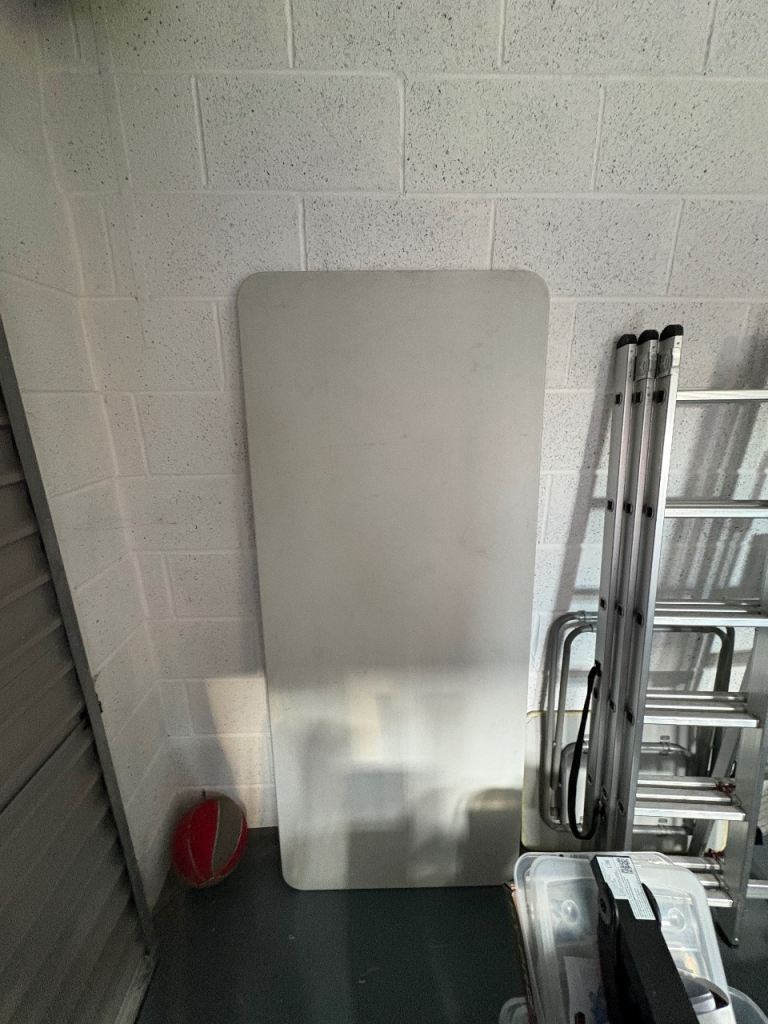 Large foldable plastic table