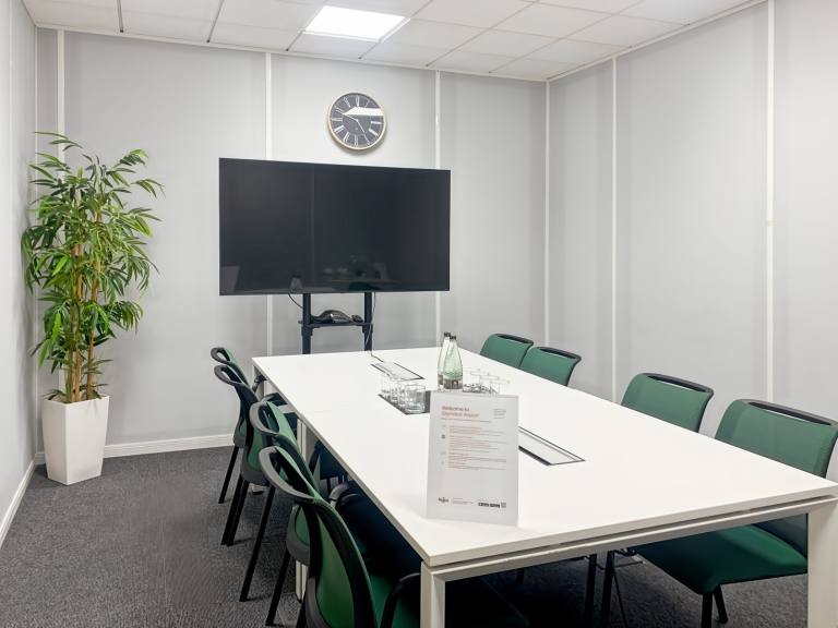 Stansted - CM24 1SJ \ Private Office with 4 Desks