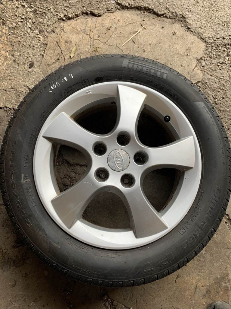 Kia CeeD 2008 MK1 16" Alloy wheels x2, newish Pirelli & half worn budget tyres (Cambridge)