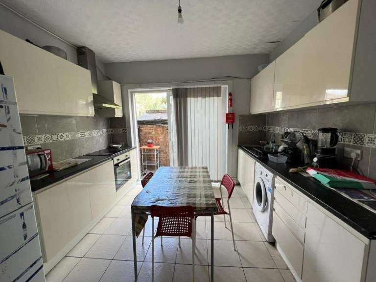 DOUBLE ROOM AVAILABLE SEVEN SISTERS, N17 – Walking Distance from station