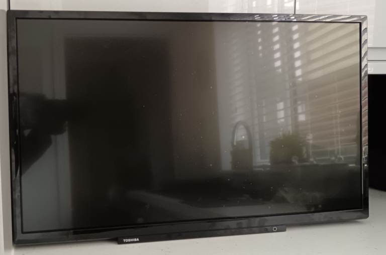 Toshiba 32" Flat Screen Smart TV - Good condition - With Remote