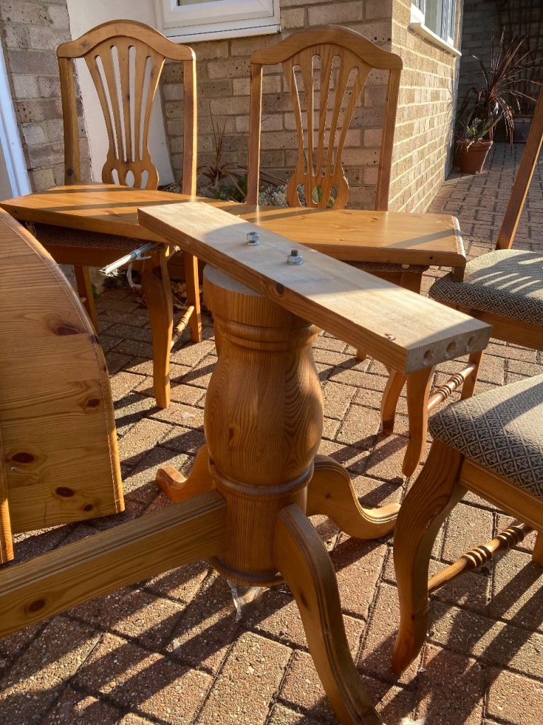 Pine Pedestal Dining Table & Chairs Set – Good Condition