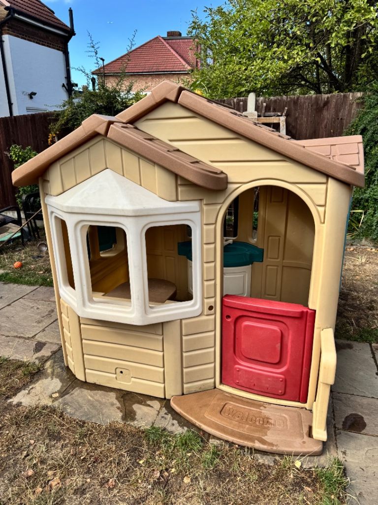 Step2 Welcome Home Large Kids Garden Playhouse / Wendy House