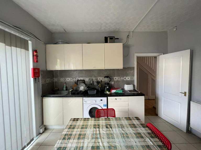 image for SINGLE ROOM SEVEN SISTERS, N17 – Walking Distance from station