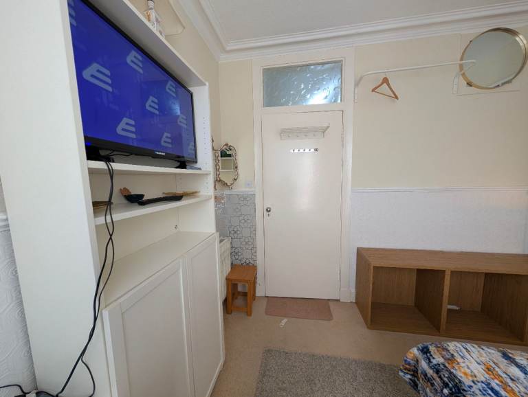 Charming 1-Bedroom City-Centre Flat – Available Now!