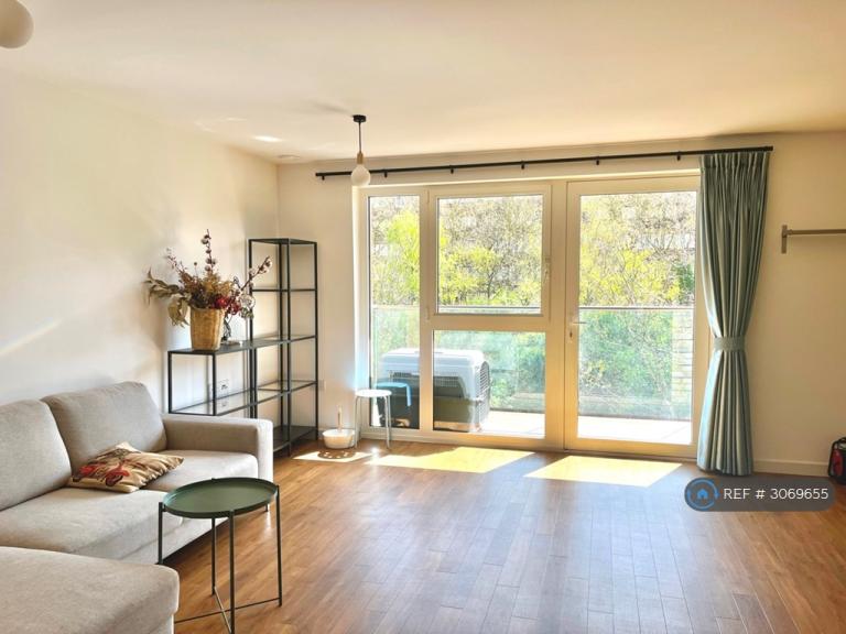 2 bedroom flat in Gothenburg Court, London, SE8 (2 bed) (#3069655)