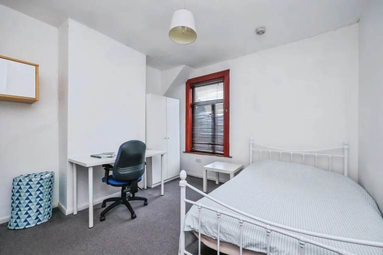 Room Available Near QMC - 10 Min Walk