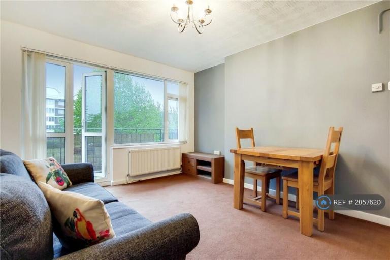 2 bedroom flat in Hookham Court, London, SW8 (2 bed) (#2857620)