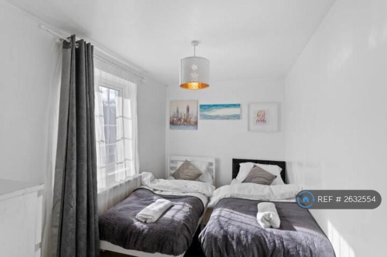 2 bedroom flat in Selby Close, London, E6 (2 bed) (#2632554)