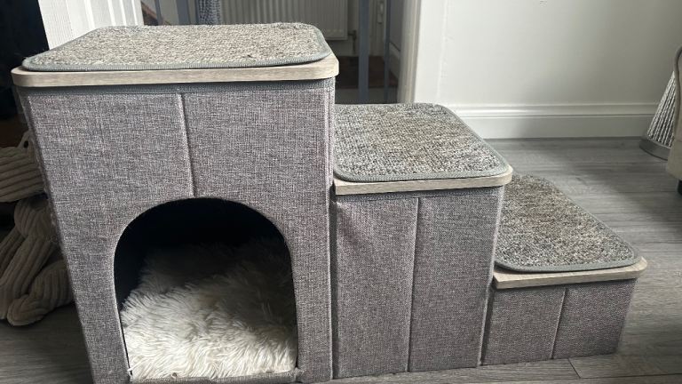 Dogs stairs/ cat scratch post *PENDING COLLECTION*