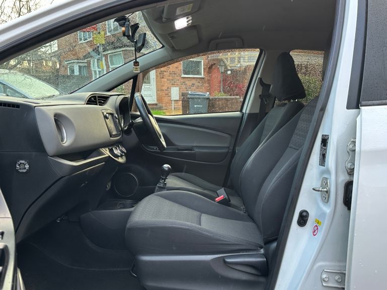 Toyota, YARIS, Hatchback, 2016, Manual, 1329 (cc), 5 doors