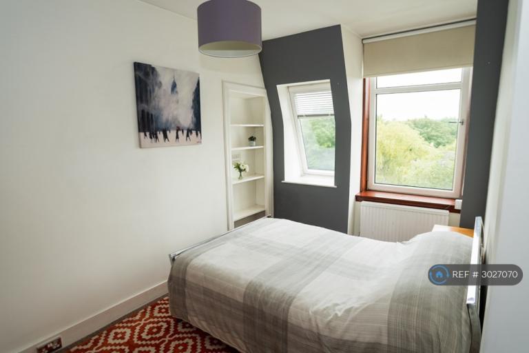 2 bedroom flat in Top Right, Bieldside, Aberdeen, AB15 (2 bed) (#3027070)